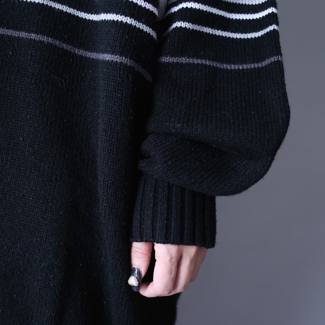 "SOUTH POLE" monotone coloring border pattern over silhouette knit