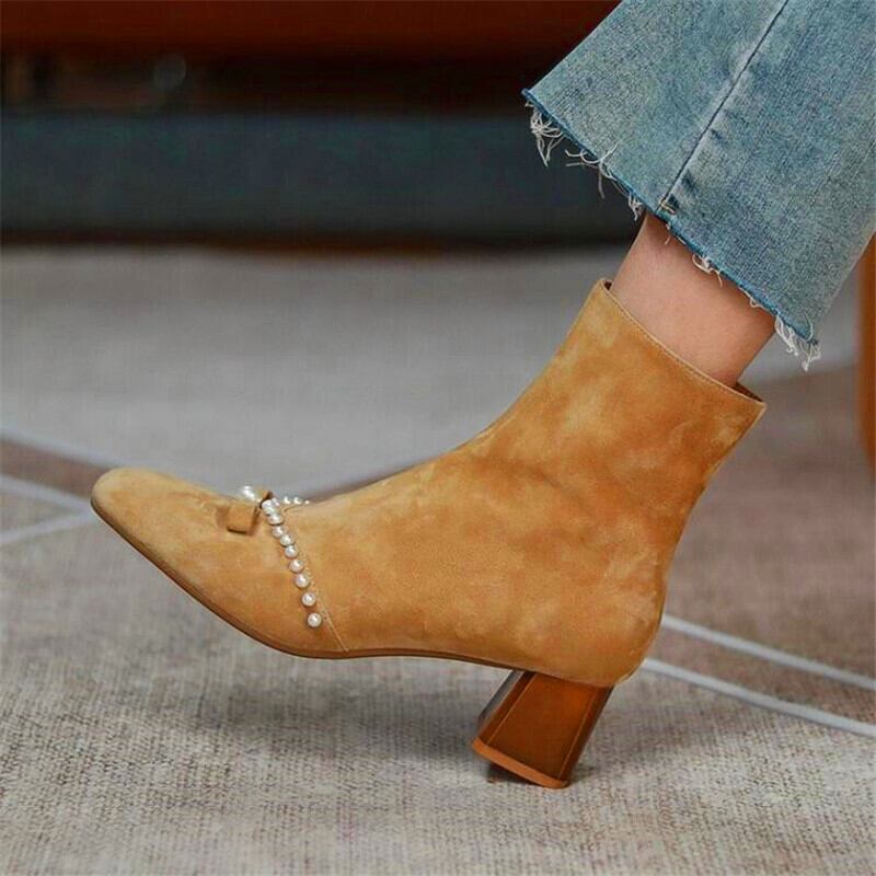【新作】【送料無料】 冬の女性のハイヒールのブーツ小さな四角いつま先のハイヒールパールチェーンハイヒールのブーツファッション小さなショートブーツ 靴 シューズ ウィンター 冬物 真珠 スクウェア 10b33159992671