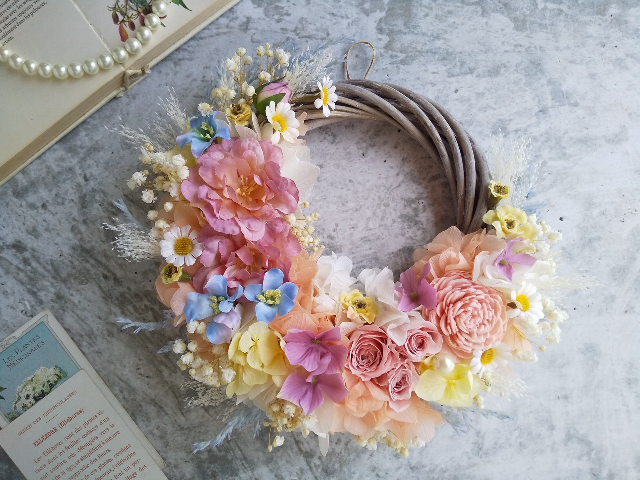 春の庭 mimosaと花達のリース 低けれ