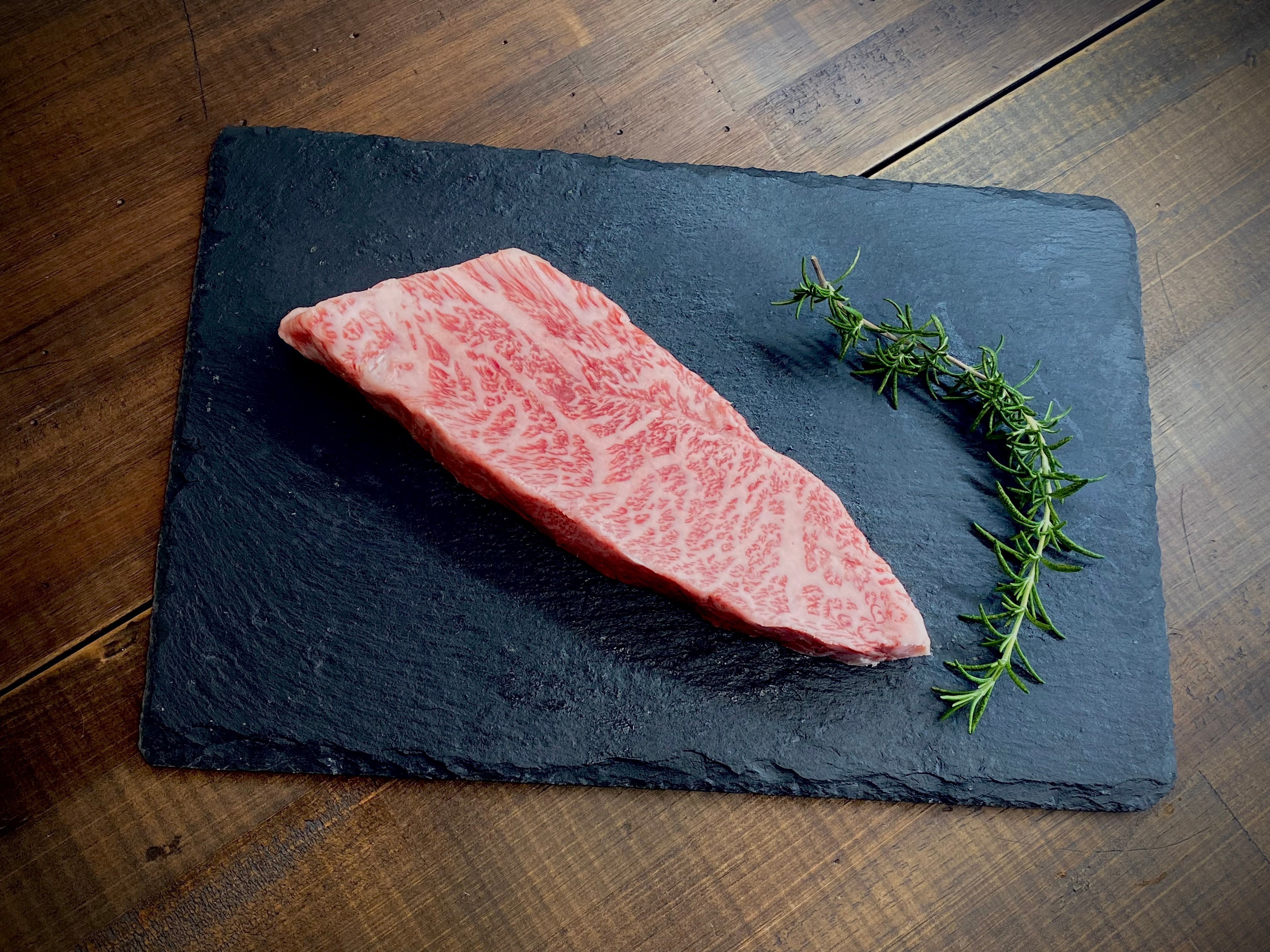 希少部位】黒毛和牛みかわ牛肩三角 ステーキ 1枚 約250g | ニクロハ