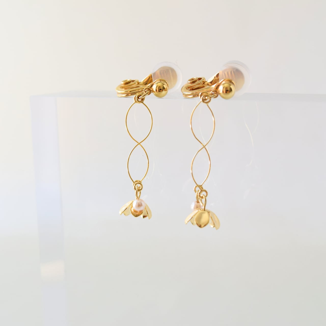 wave flower ゴールド イヤリング 痛くない 福耳 日本製 金属アレルギー対応 シンプル 大人 落ちない 揺れる 送料無料