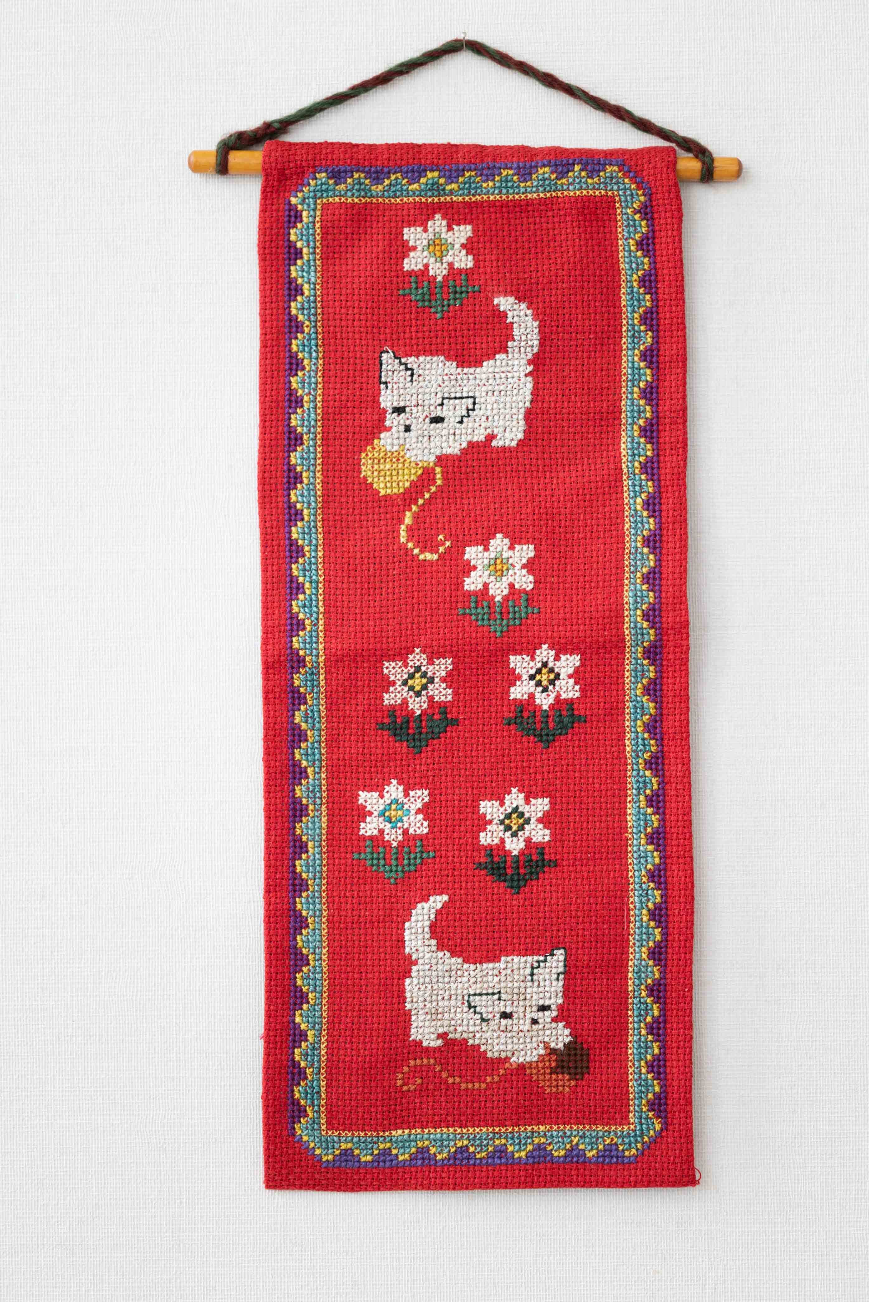 北欧仕入れの手刺繍 壁掛けタイプ タペストリー ボールで遊ぶ猫ちゃんがかわいい!