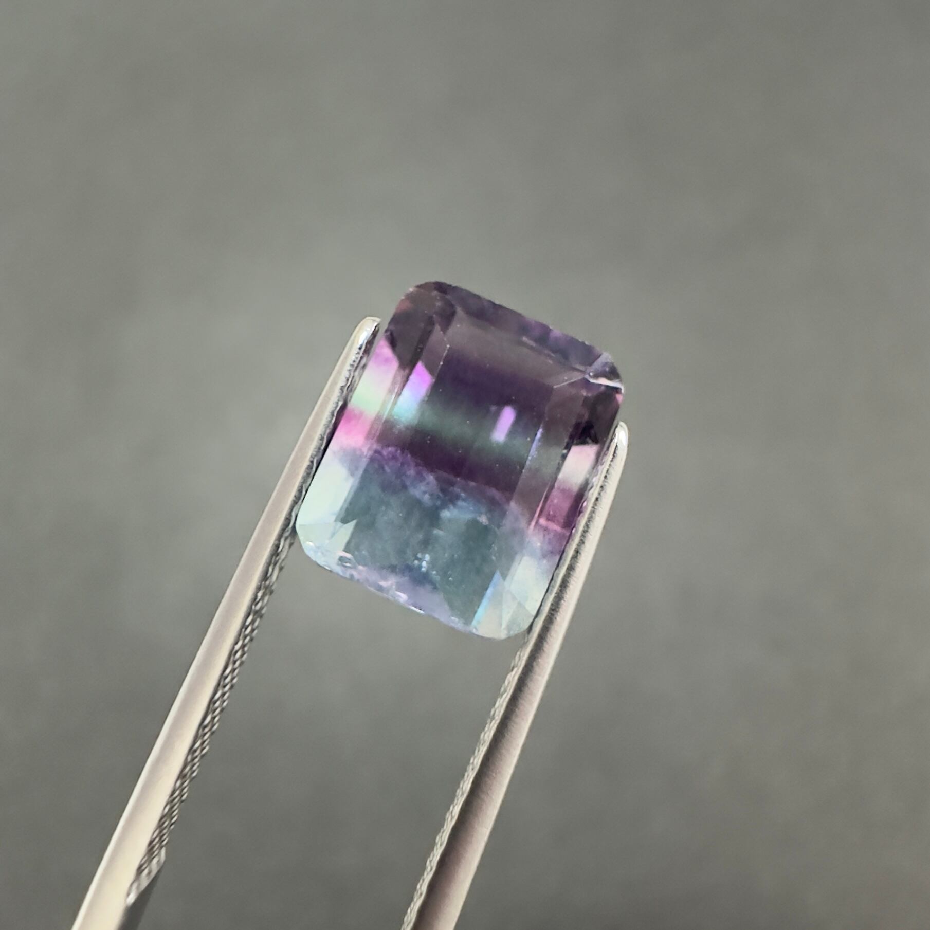 スファレライト九尾彫り物♡フローライト共生 1.8kg越え フローライト | たからいしルース オンラインショップ