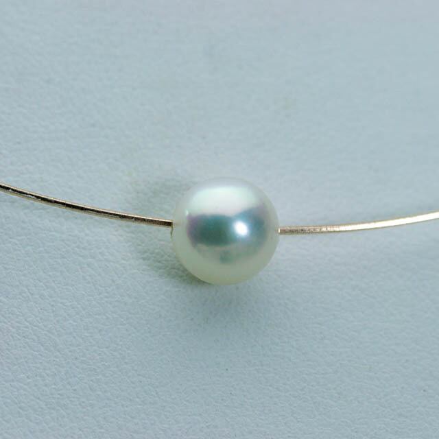 細いオメガネックレスK18 と 9ミリ極上アコヤパールのペンダント