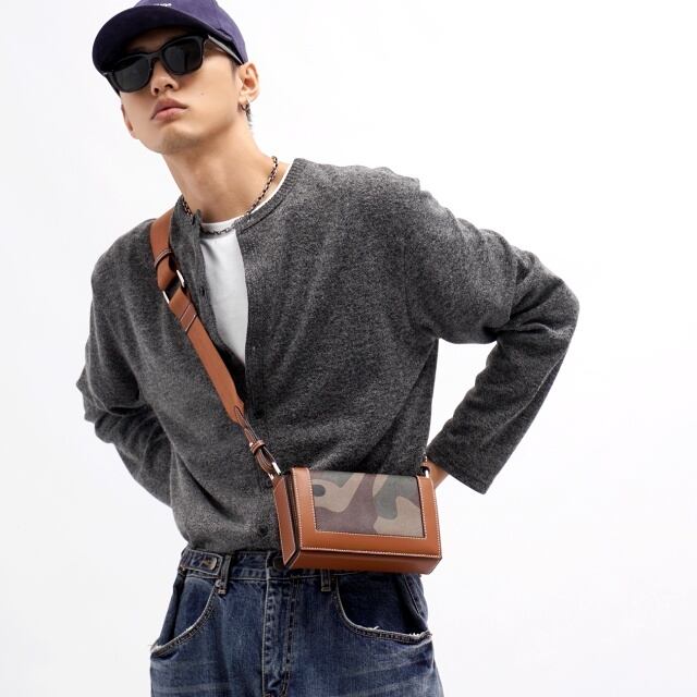 【予約販売】ショルダーバッグ シンプル メンズ クラシカル 迷彩柄 カモフラージュ柄 ブラウン スクエア 華奢 ミニバッグ 牛革 斜め掛け シック こなれ感 お洒落 韓国 トレンド