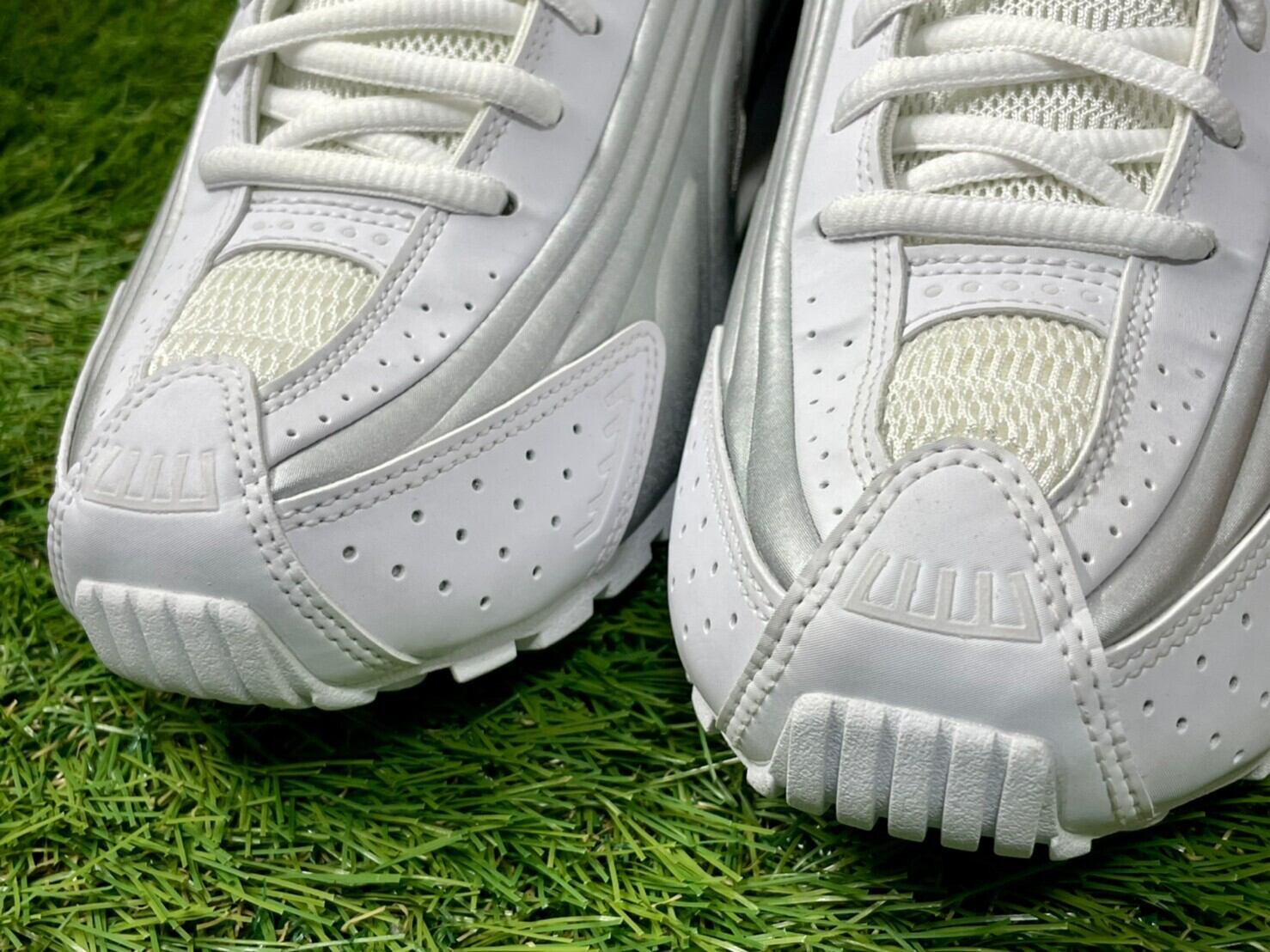 NIKE SHOX R4 WHITE/METALLIC SILVER 104265-131 27.5cm 30KJ0373 
