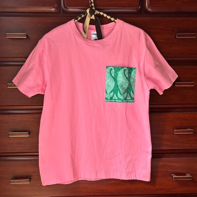 サリーポケットTシャツ ピンク×緑ポケット【寄付額入り】 | didi