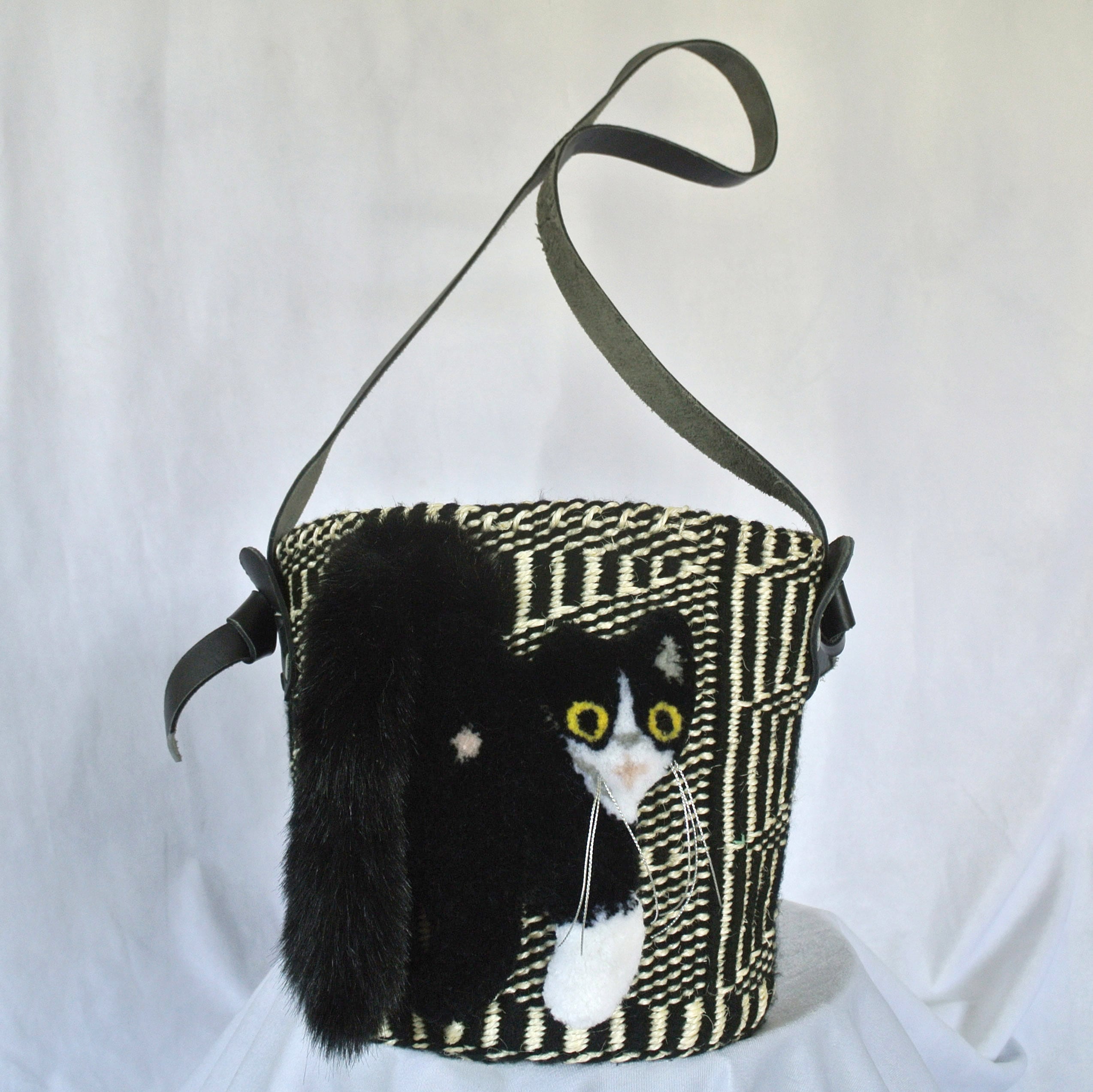 CAT IN DA HOUSE! ON LINE STORE