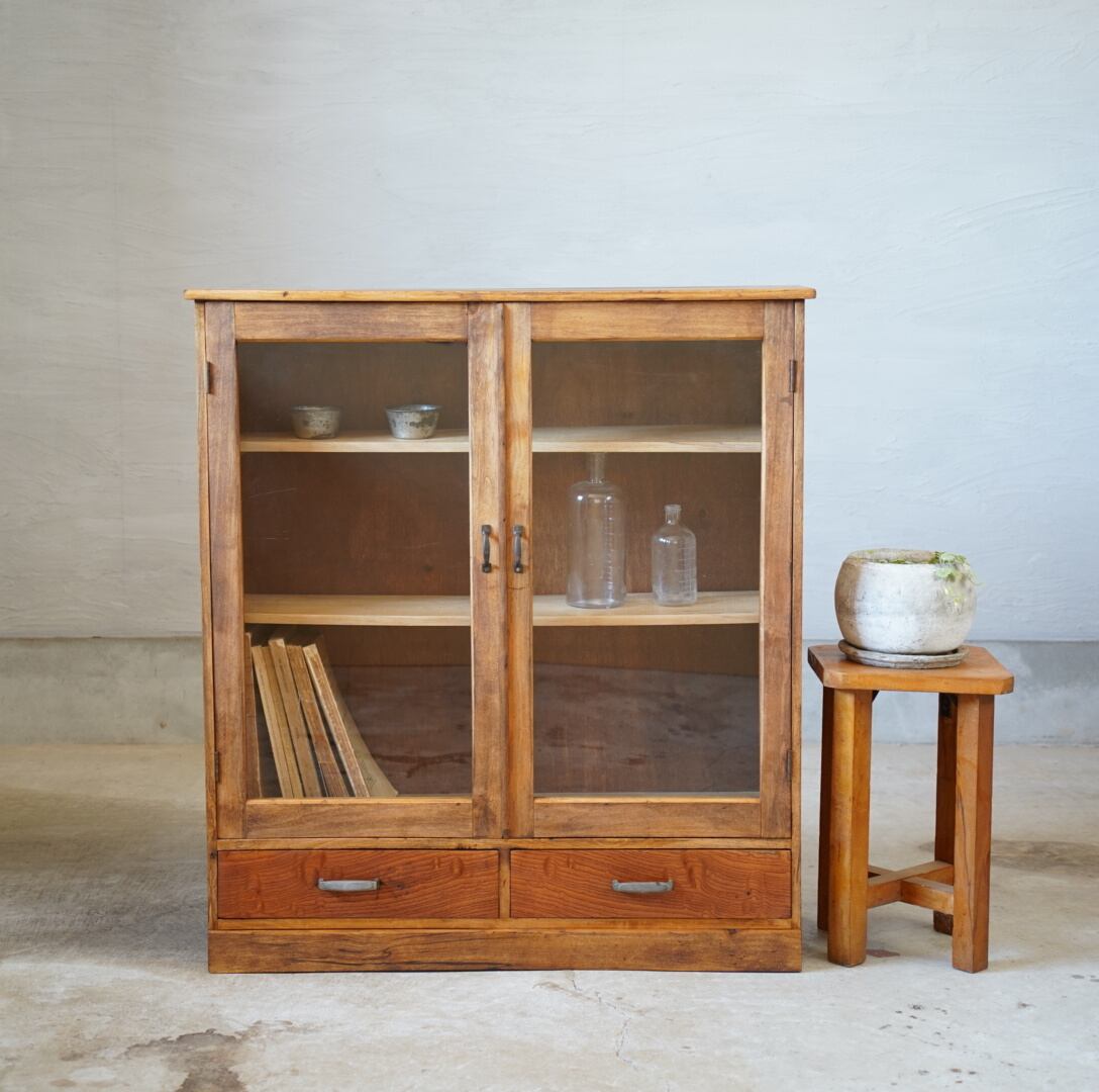 古い開き戸のキャビネット