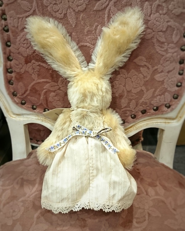 生成のドレスを着た大きな耳のうさぎ ジャーマンモヘア グラスアイ 作家ハンドメイド アーティストベア テディベア ぬいぐるみ ベージュ ビンテージ アンティーク風 古着屋 Sputonic