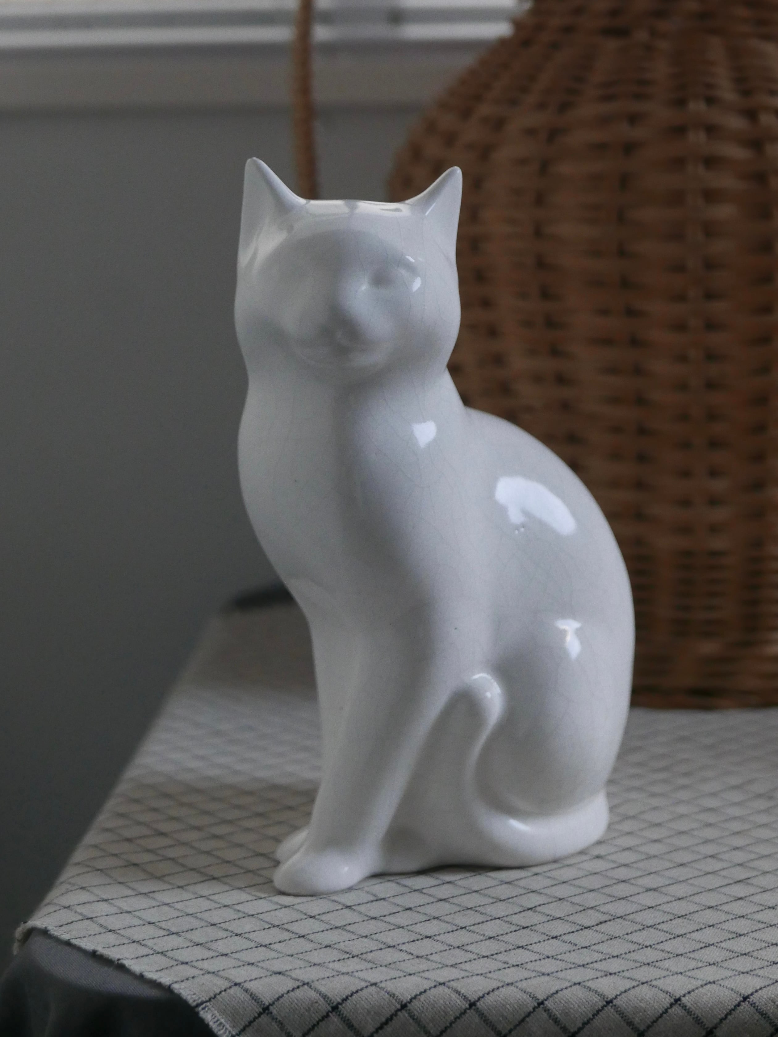 pottery cat , white / medium