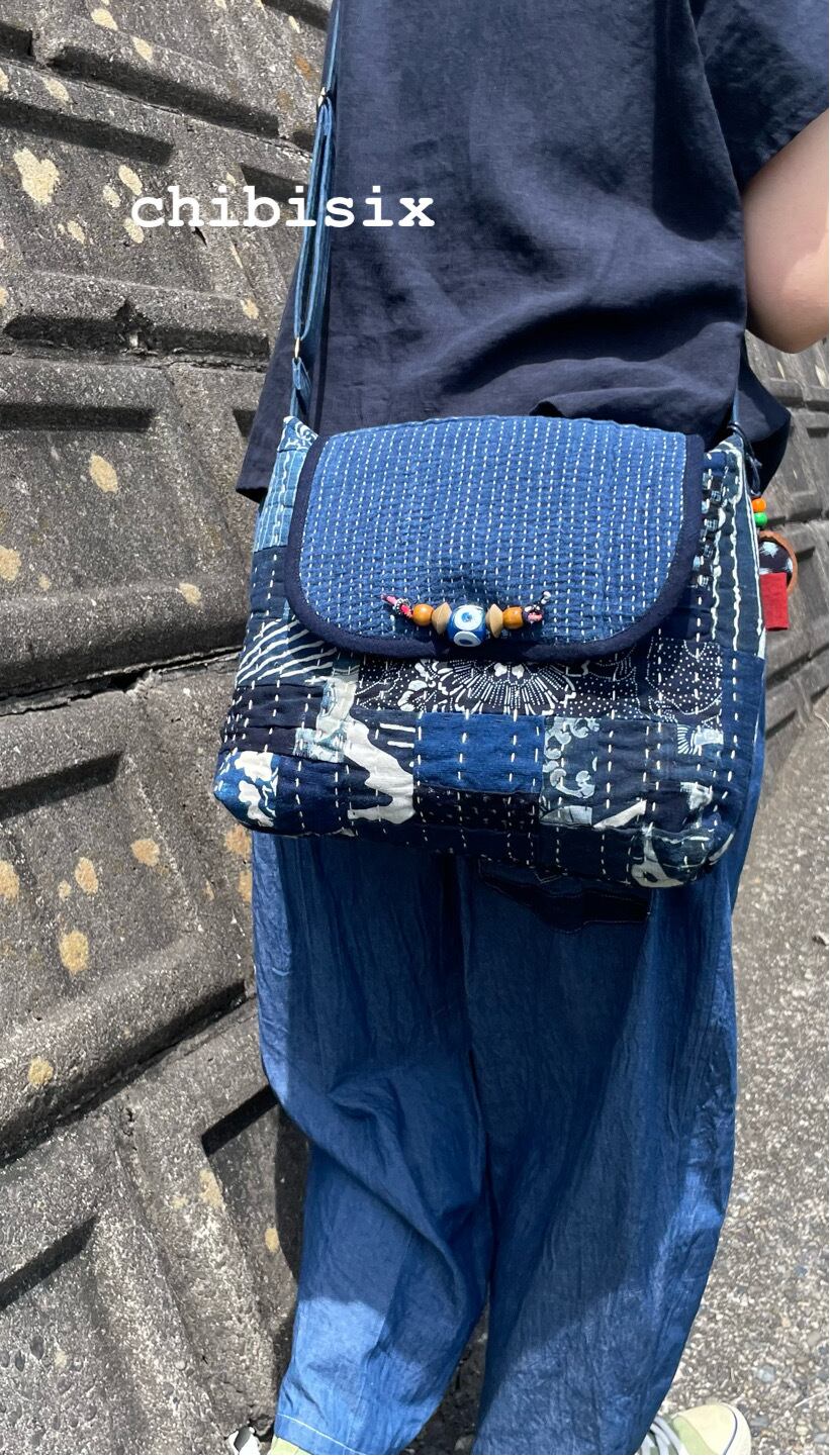 藍染め パッチワーク がま口 ショルダーバッグ　ショルダー紐とチャーム付き 藍染め パッチワーク がま口 ショルダーバッグ ショルダー紐とチャーム
