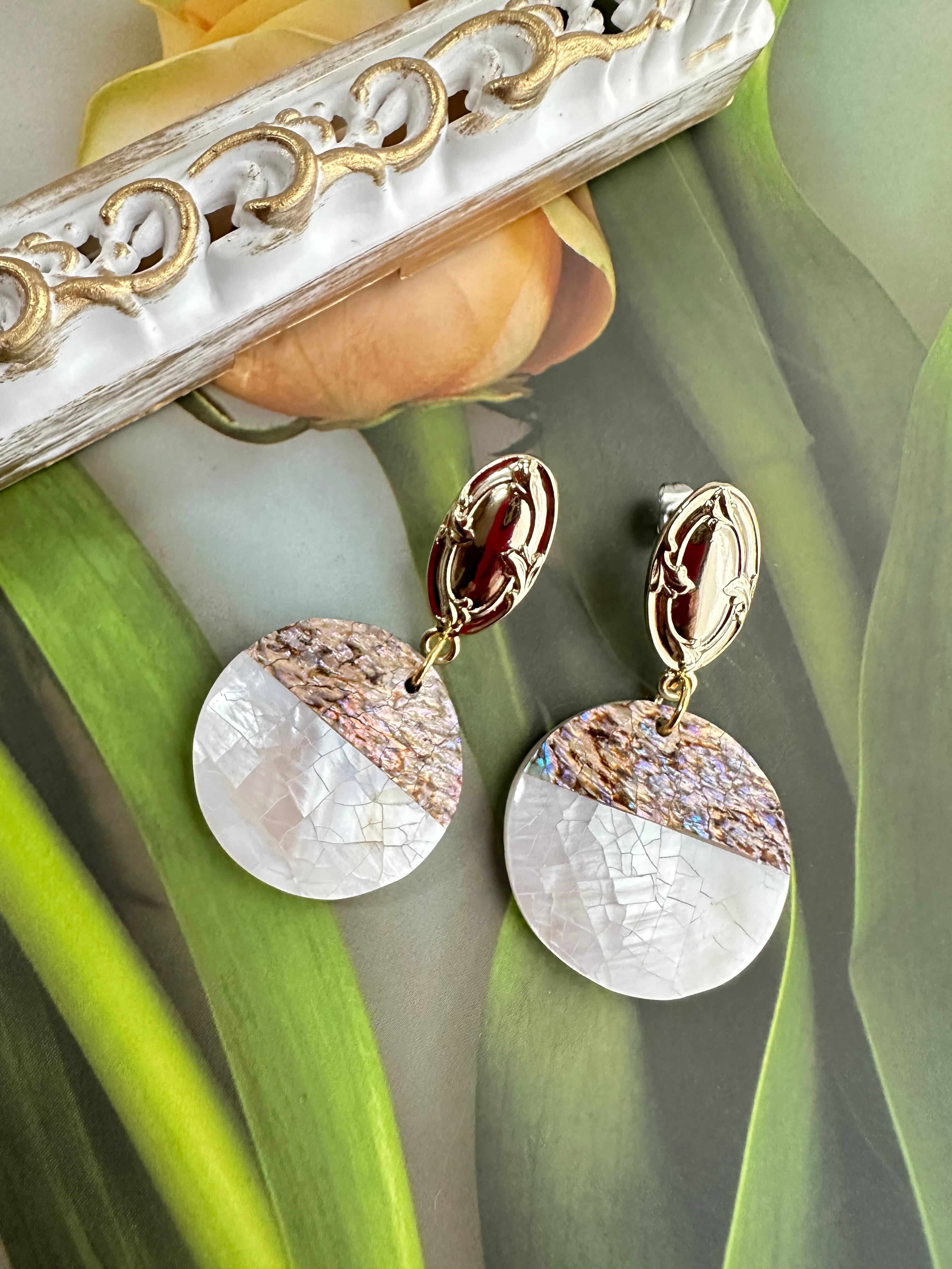 天然石スモーキーファンシーシェイプフラワーカービングのピアス14kgf