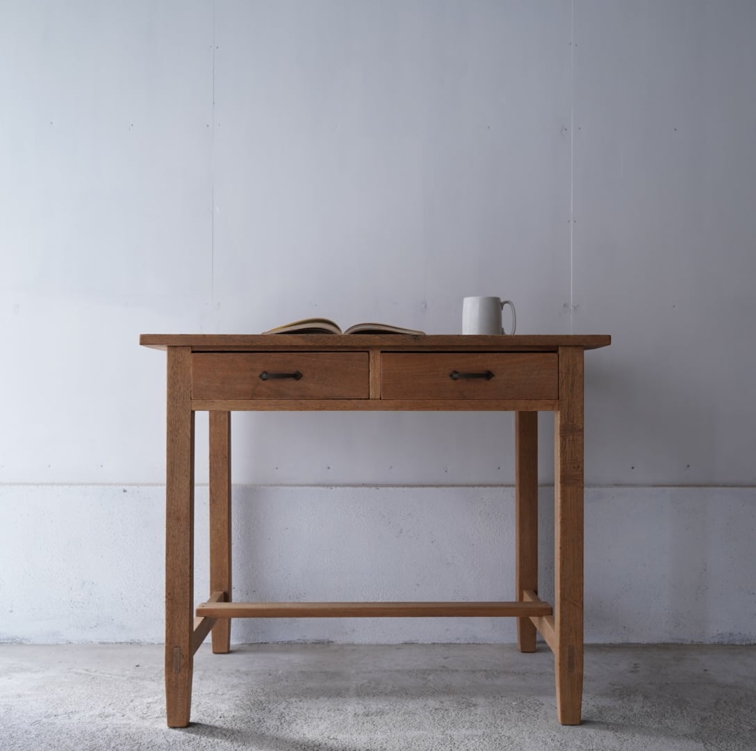 古い無垢材のデスク