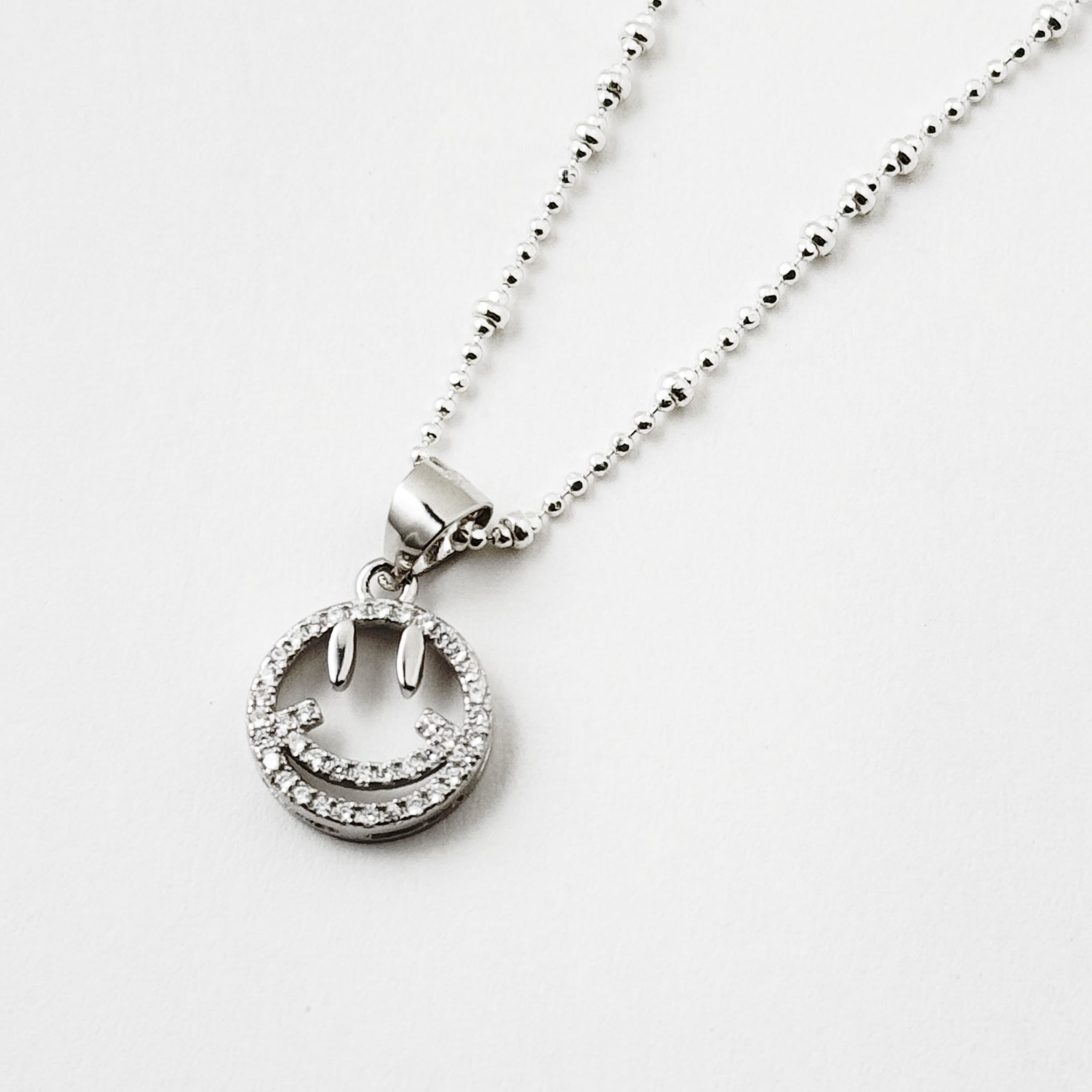 スマイル ジルコニア ペンダント w/ カットビーズチェーン