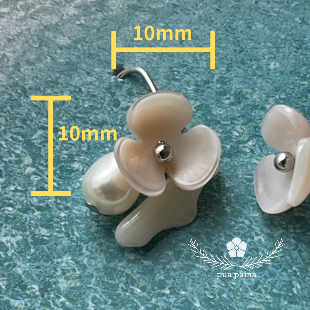 白蝶貝の小花と珊瑚 淡水パールのピアス くすみピンク ホワイト | puapaina