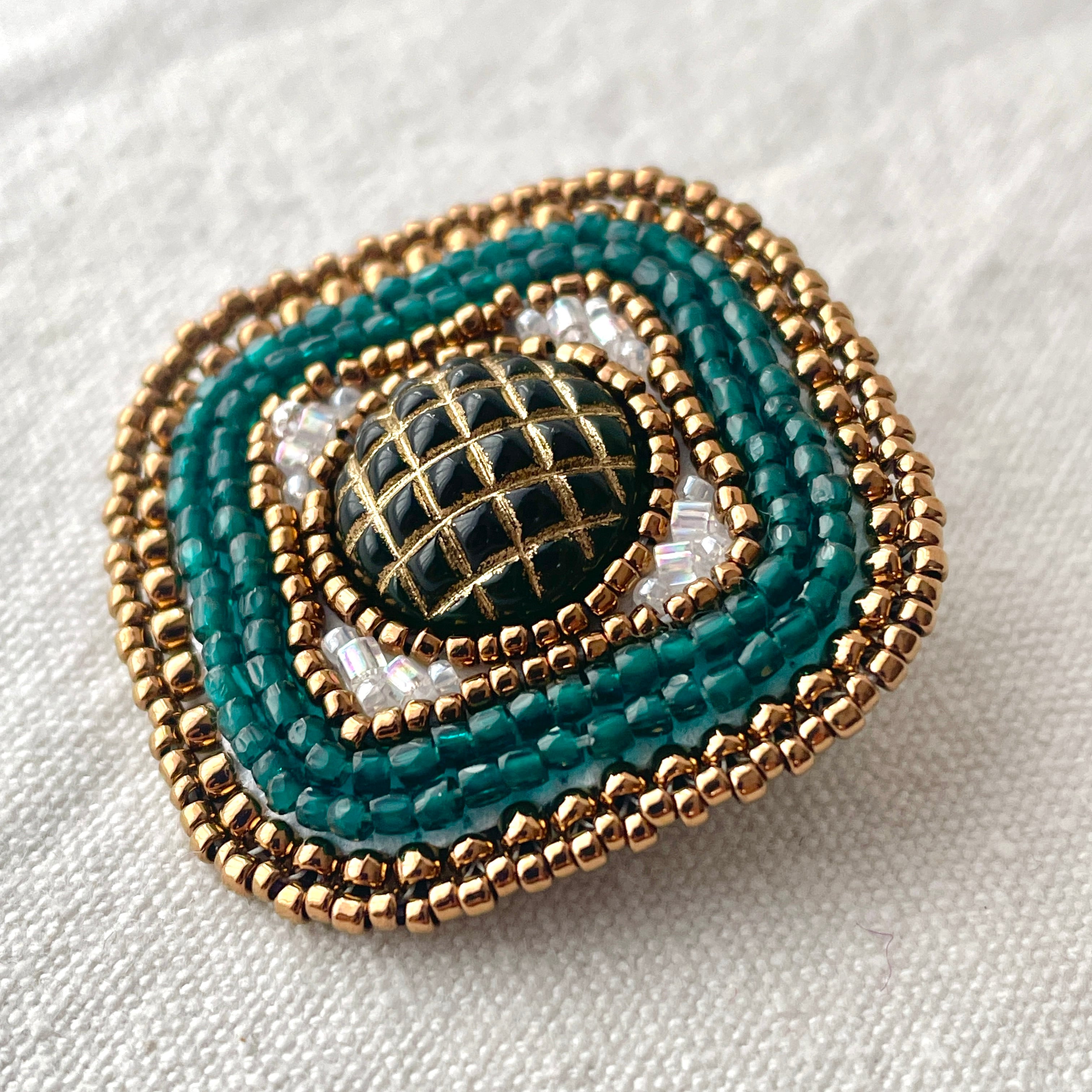 グリーン×ゴールド・クロスチェックカット〈ビーズ刺繍のブローチ