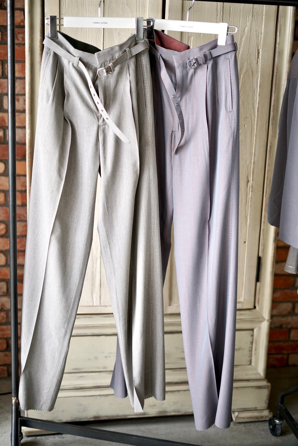FUMIKA_UCHIDA / Chambray two-tuck slacks (MAUVE GREY,SAGE GREY