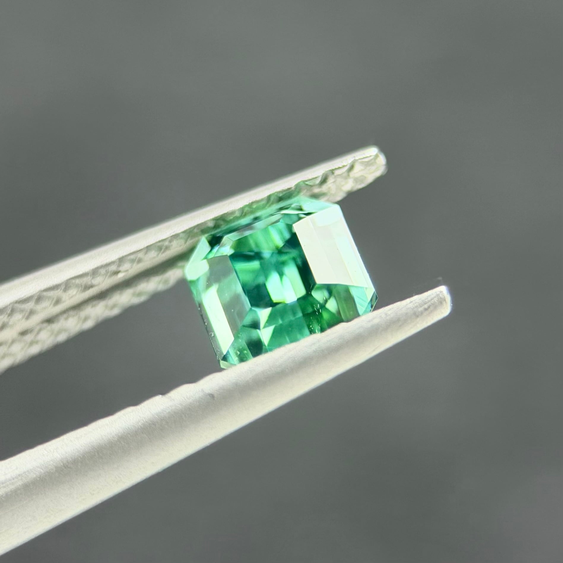 シーフォームグリーントルマリン 5.2x4.9mm, 0.79ct, アフガニスタン産