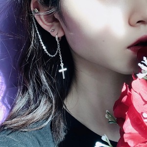 【 クロスのチェーンピアス 】 十字架 メンズ 片耳 量産型 女子 韓国 ブランド イヤリング シンプル アレルギー サージカルステンレス 病みかわいい メンヘラ ゴシック 地雷 チェーン 14G