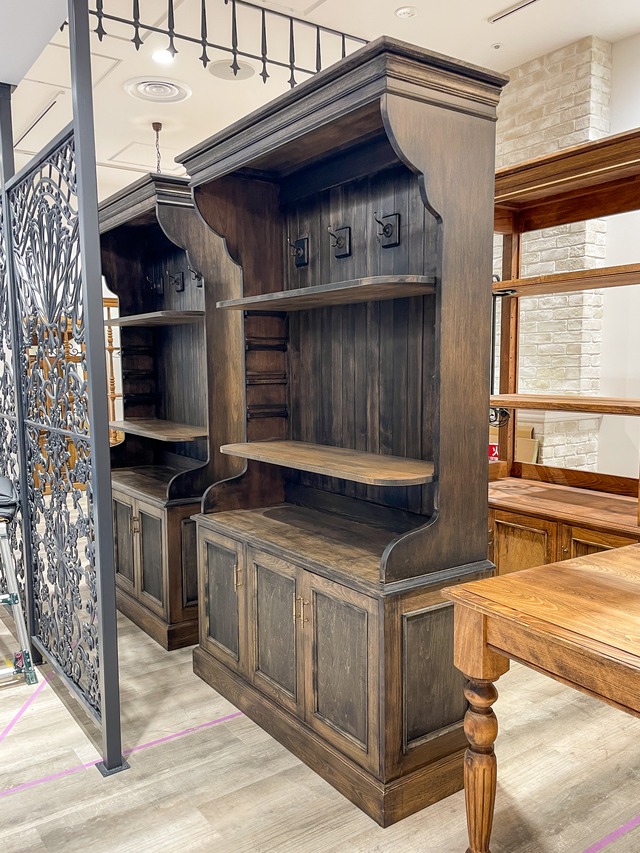 フランスアンティーク調ディスプレイキャビネット 帽子掛けフック付きオープンシェルフ (オーダーメイド店舗什器)W1200