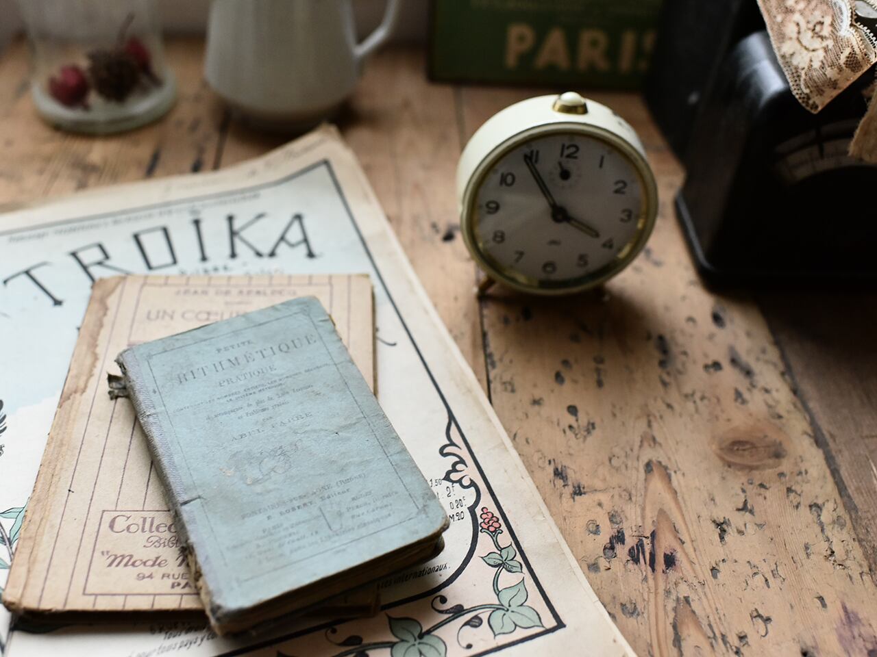 白が爽やかで可愛い雰囲気のあるJAZ 置き時計(実働)フレンチブロカント