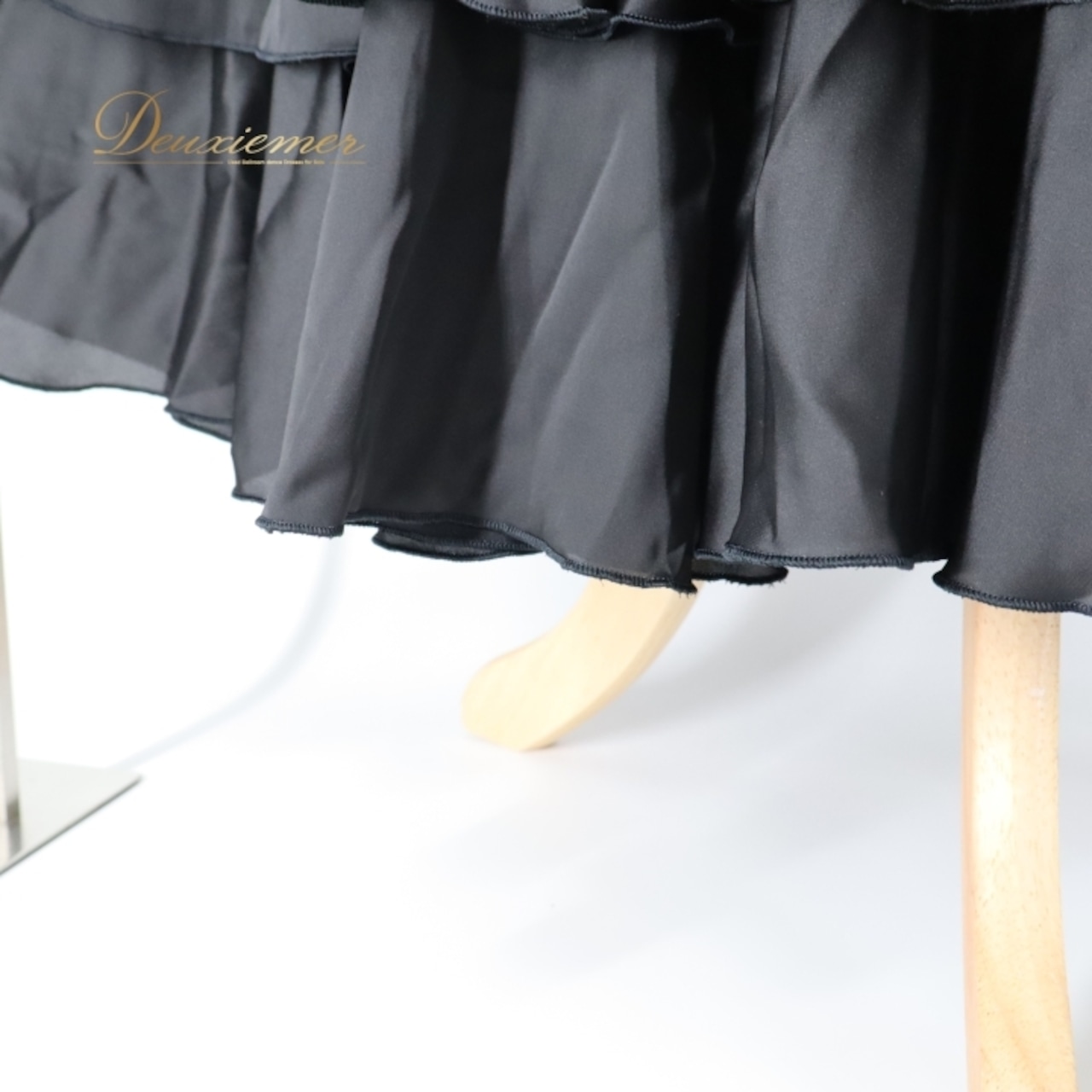 社交ダンス 衣装 スカート ブラック系 チャコット Chacott レッスン 練習 レッスンウェア 練習着 黒 無地 サテン生地 フリル かわいい 華やか おしゃれ 上品 大人っぽい 軽やか ふんわり フレア スタイリッシュ 大人 レディース ダンス用 柔らかい おしゃれなデザイン お洒落 衣装用