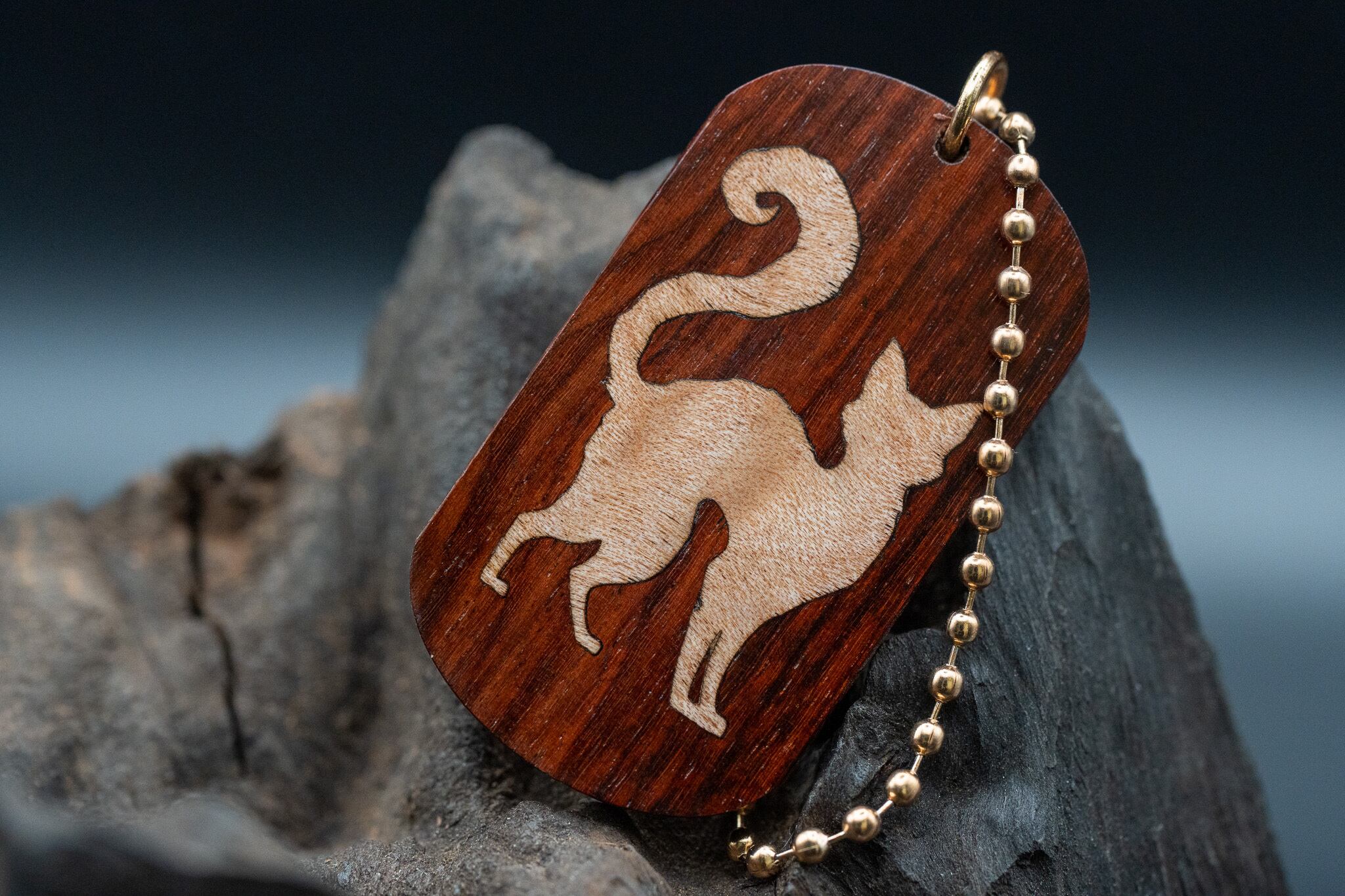 【 深紅の銘木 】老紅木 ドッグタグ 象嵌 探る視線