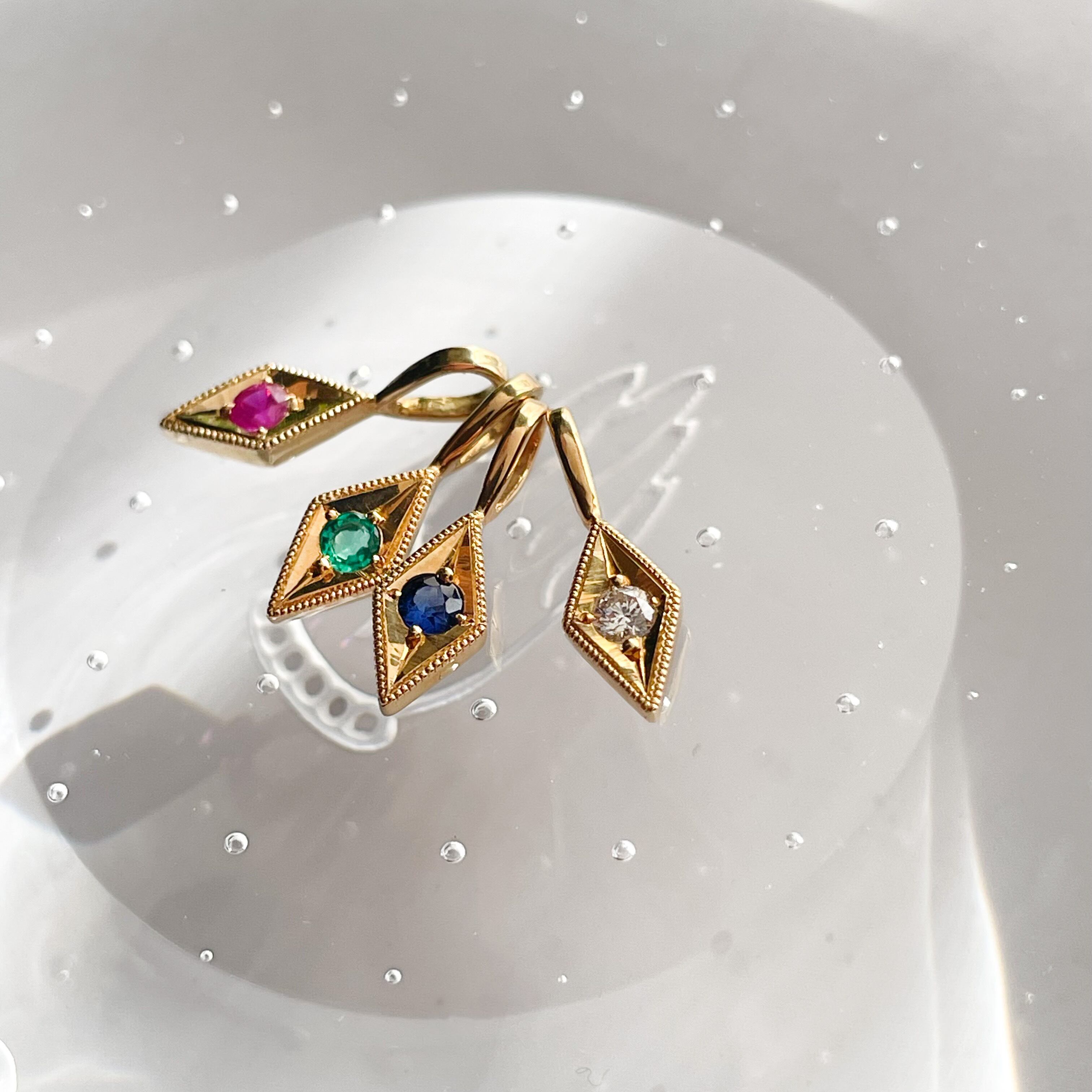 K18 Diamond Shaped Charm ／18金製 ダイヤ型チャーム・サファイア