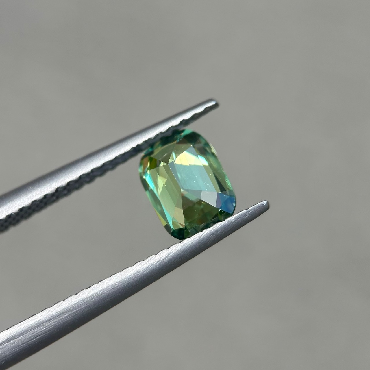 デマントイドガーネット 7.0x5.1mm,0.97ct ナミビア産