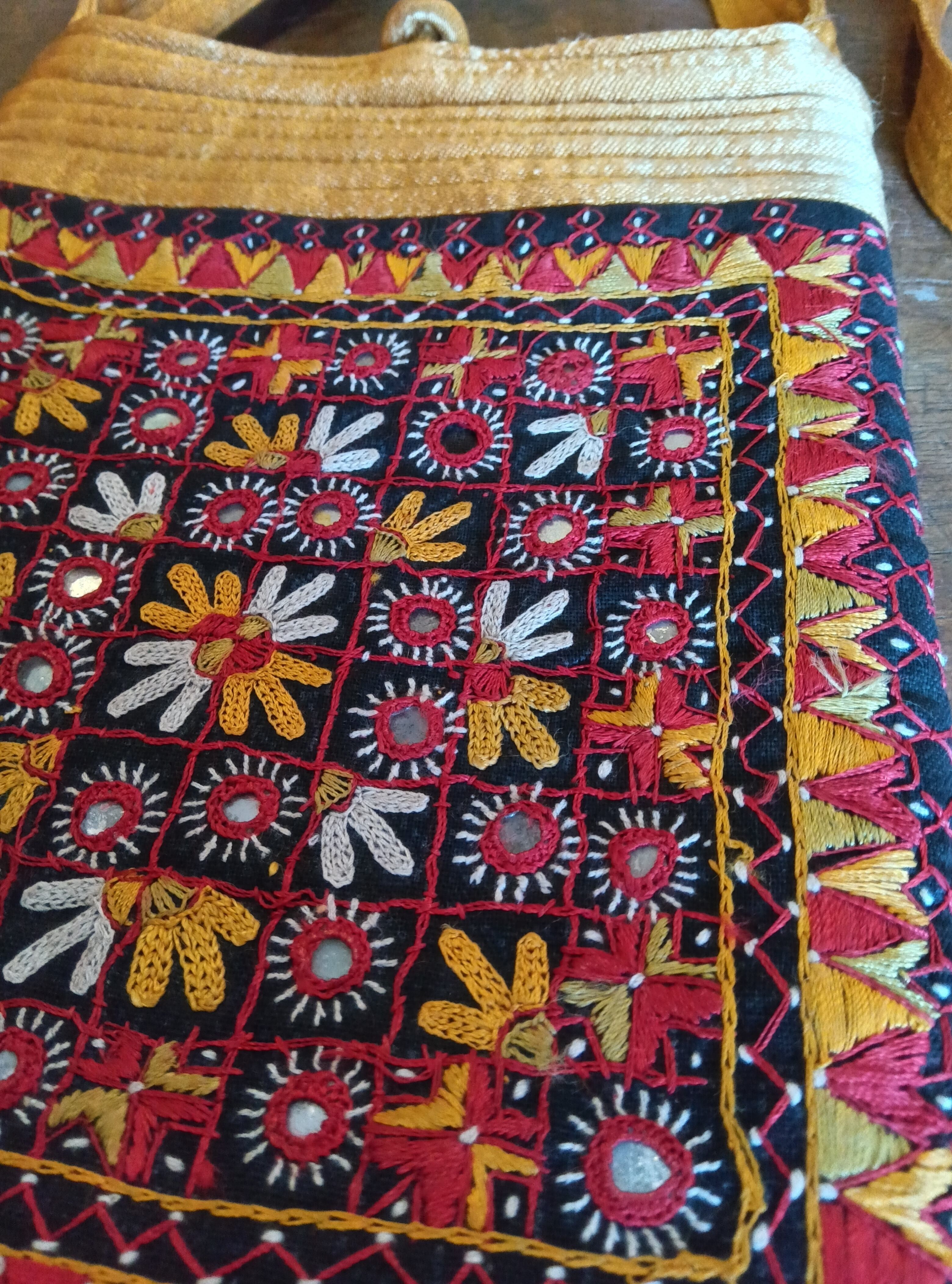肩掛けできる】インド製 シルク刺繍ショルダーバッグ｜ミラーワーク