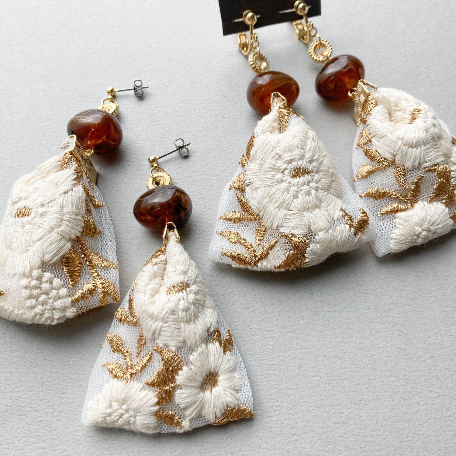ふんわり白花刺繍リボンタッセルの〈ピアス/イヤリング〉 | Dua
