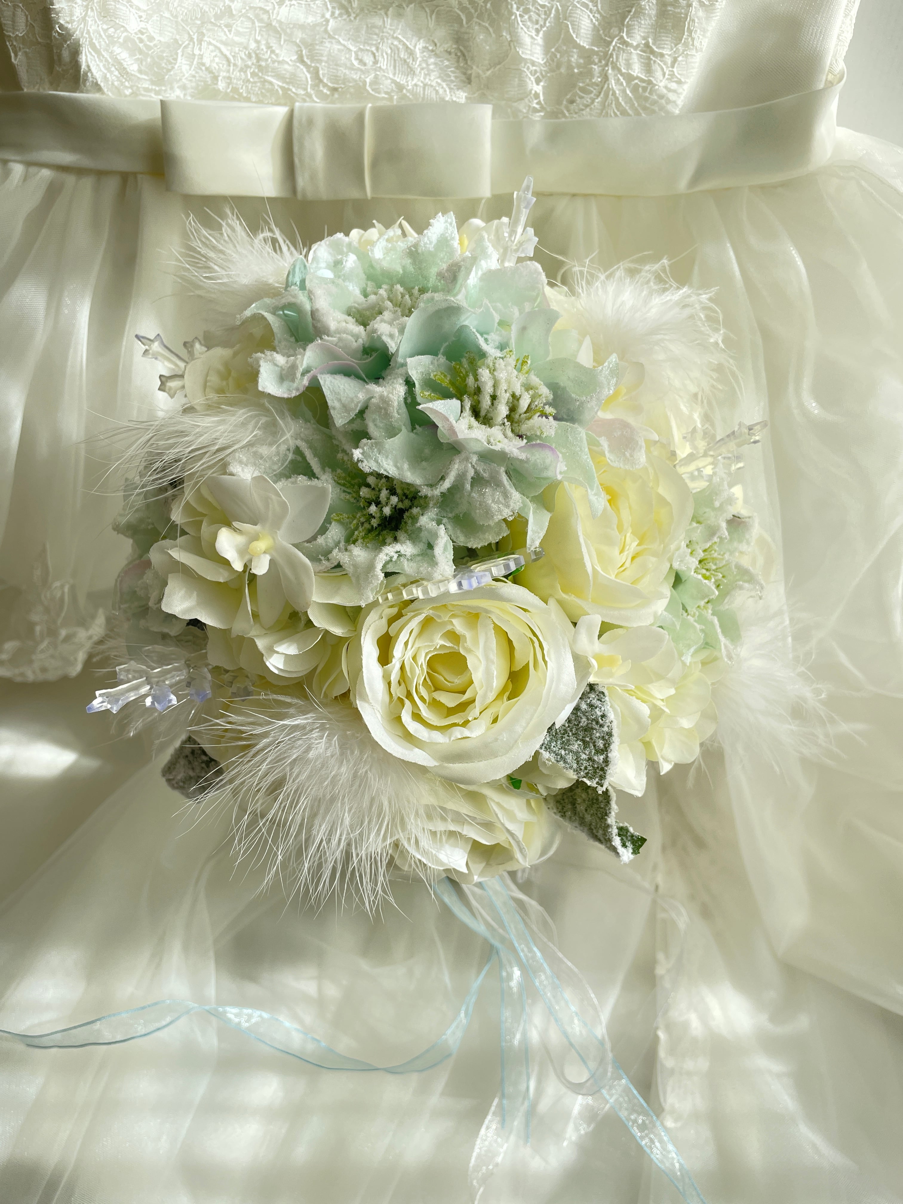 アンスリウムとテールリードのホワイトクラッチブーケ（ブートニア付き