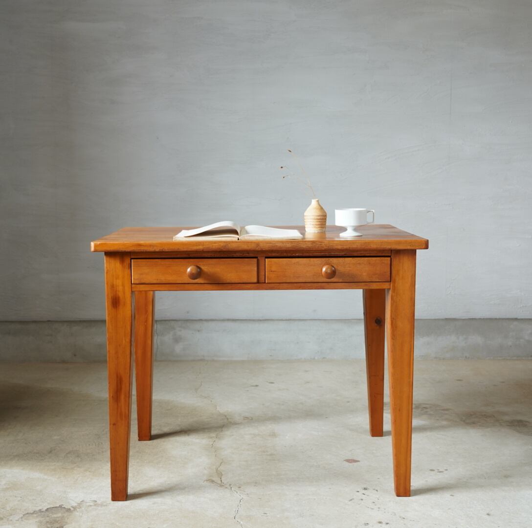 古いパイン材のデスク