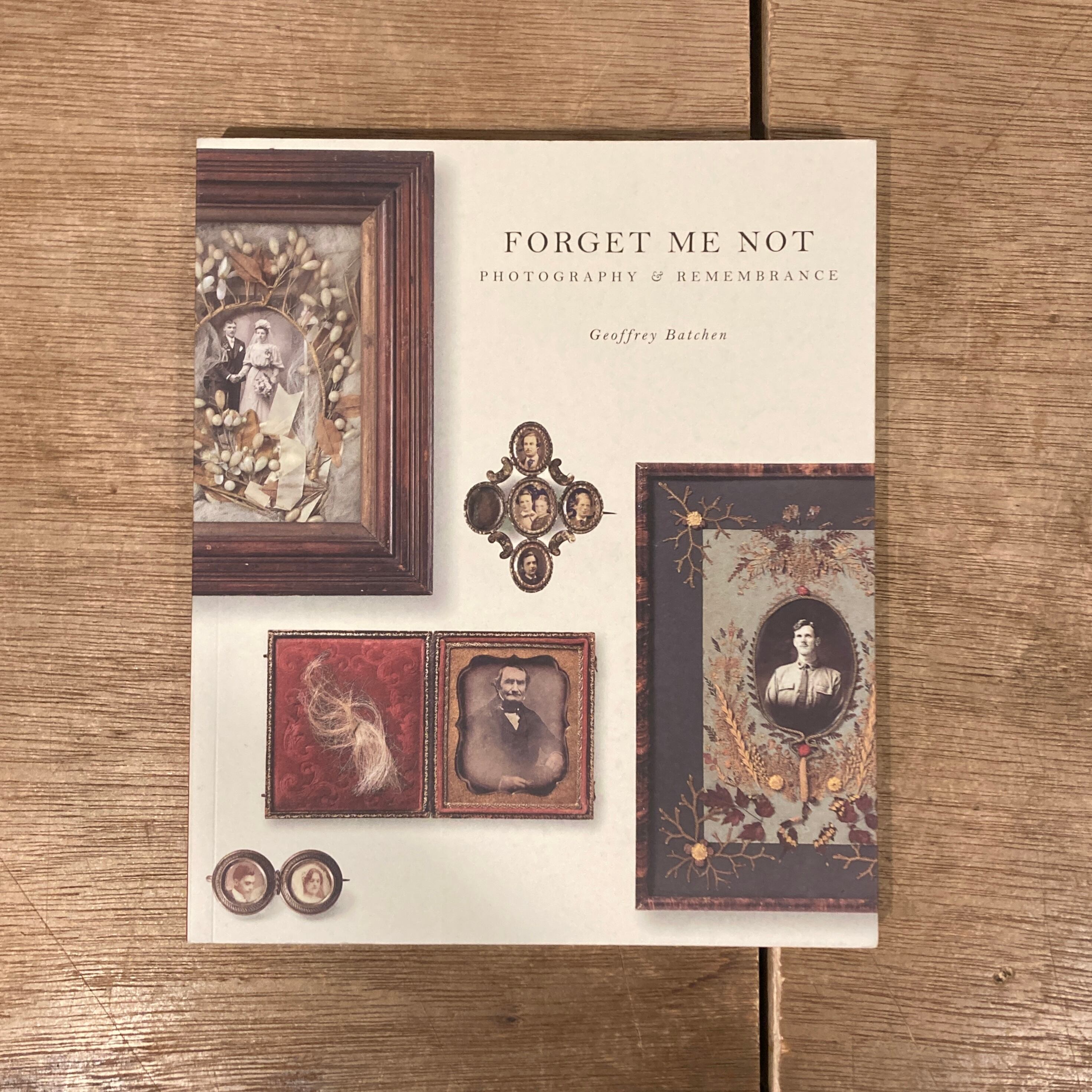 Forget Me Not: Photography & Remembrance / Geoffrey Batchen