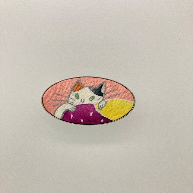 帯留「ネコとおいも」ピンク