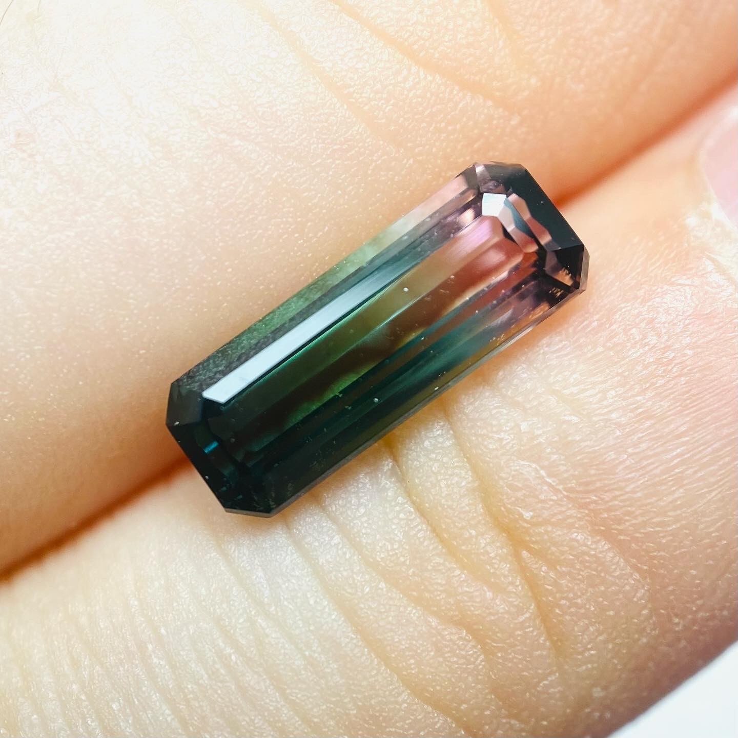 珍しい補色の概ねルーペクリーンな高品質パーティーカラートルマリン