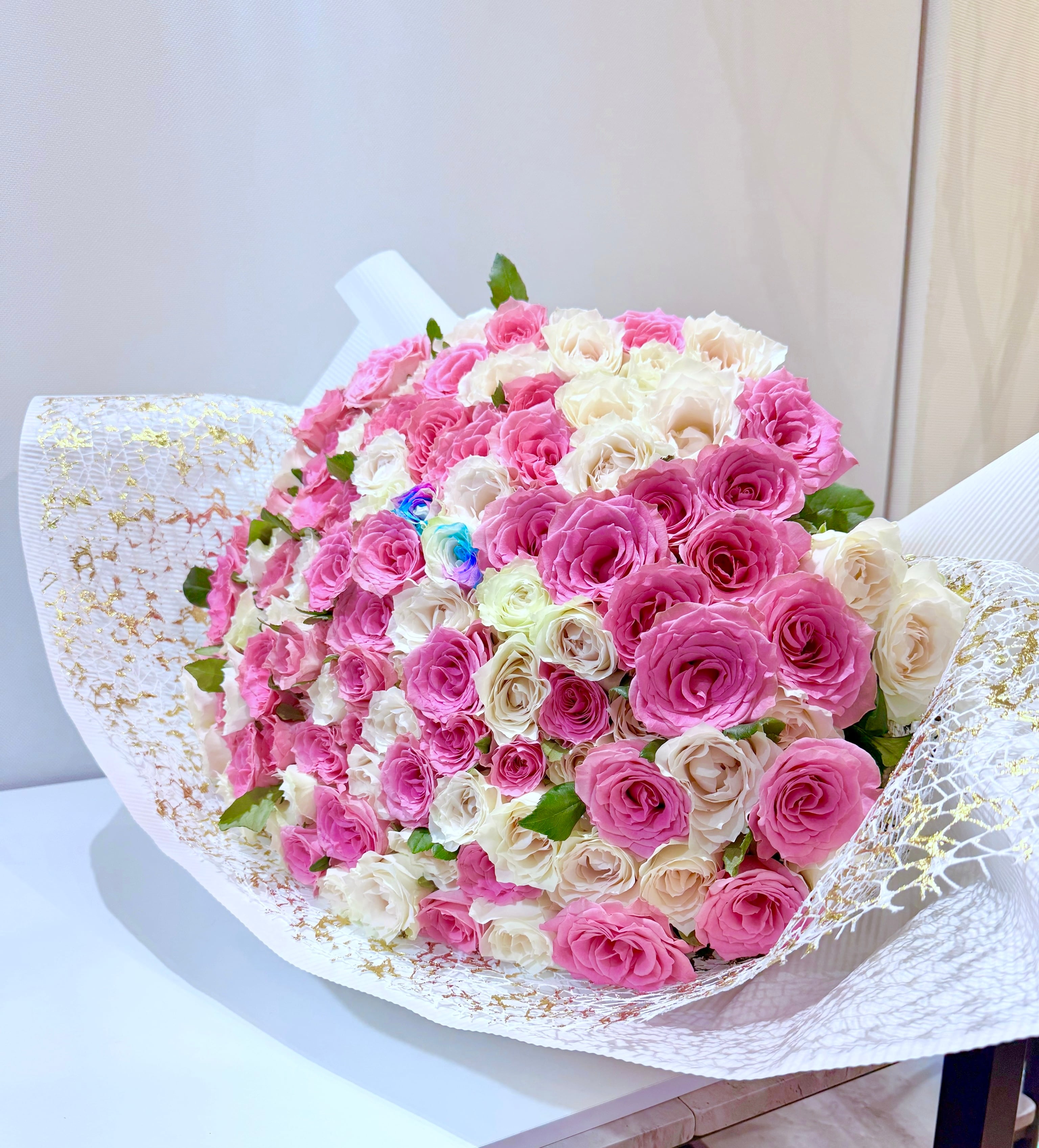 花束ブランケット　レインボーローズ レインボーローズ レインボーガーベラ カーネーション 花束