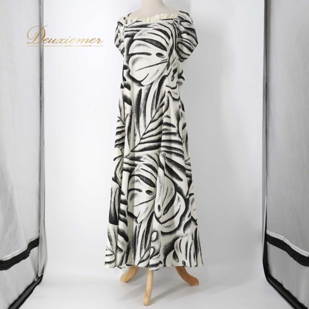 フラダンス 衣装 ワンピース ドレス ホワイト系 モンステラ柄 植物柄 ハワイアンプリント ハワイアン アロハ フラ ダンス レッスン 練習 フリル 付け袖 袖付き セット ブラック系 白 黒 華やか かわいい おしゃれ 上品 大人っぽい モノトーン フラダンス レッスン用ドレス エレガント ふんわり おしゃれ着