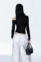 オフショルダーロゴタイトトップス