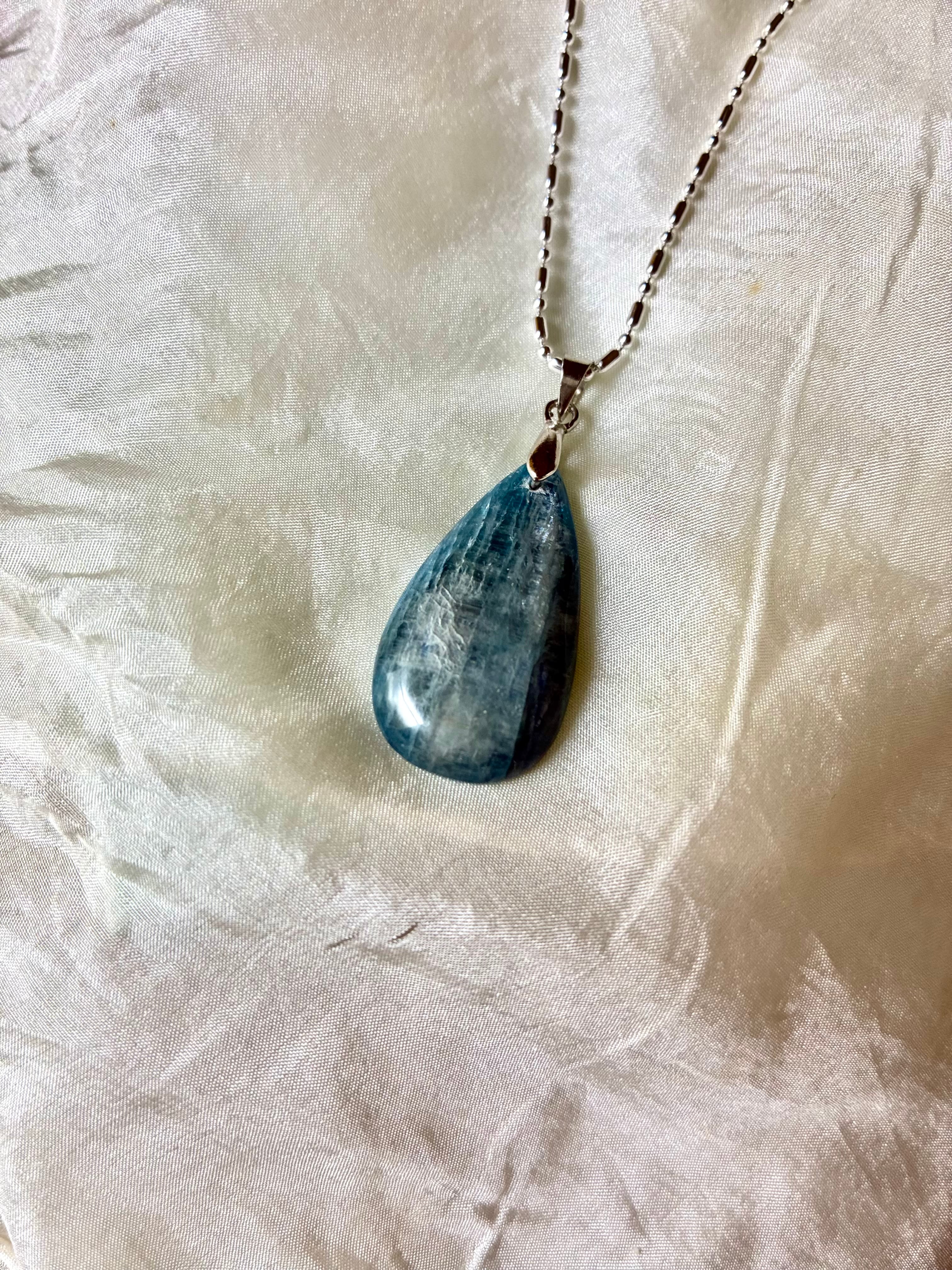 Kyanite〜冷静と魔法〜 necklace