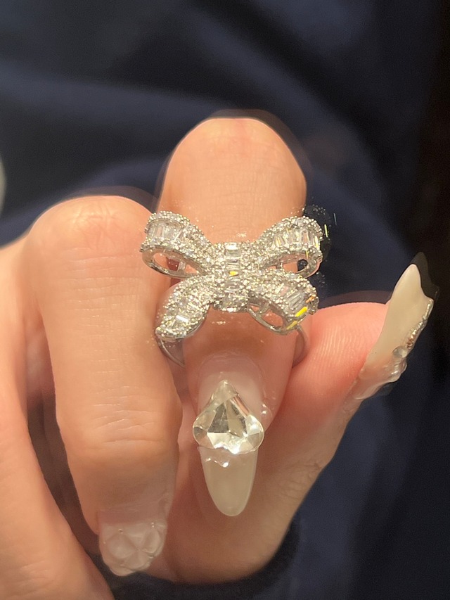 Ribbon zirconia ring