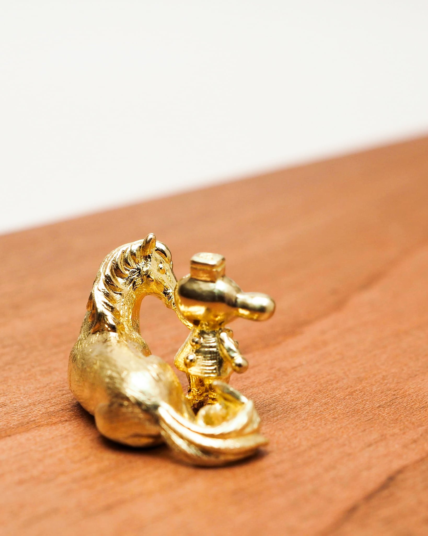 白馬と天狗の香立て（真鍮製・約縦1.5cm×横2.2cm） | 天狗屋オンライン