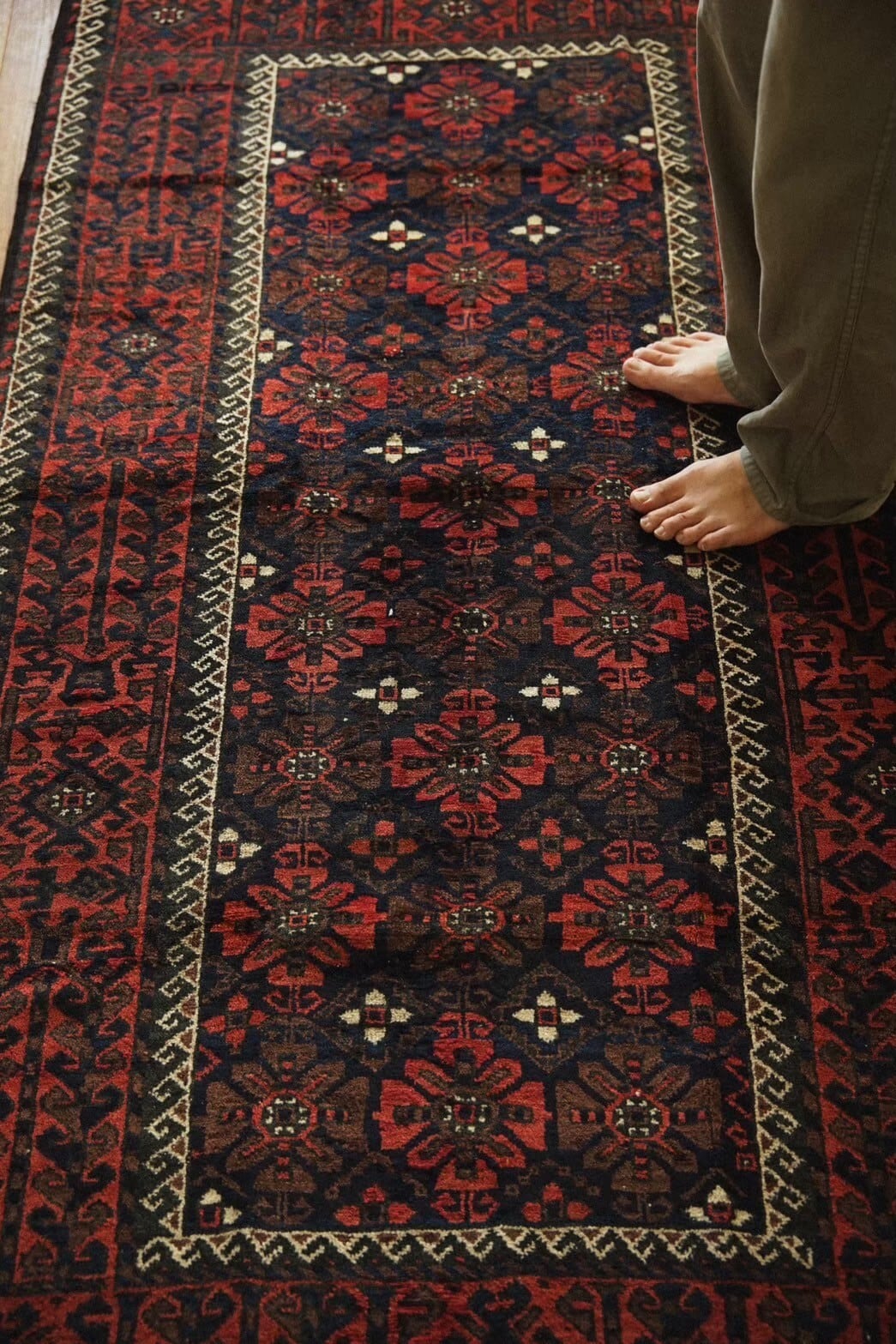 910 -Semi Antique Baluch Mina Khani rug | 手織りのヴィンテージラグ