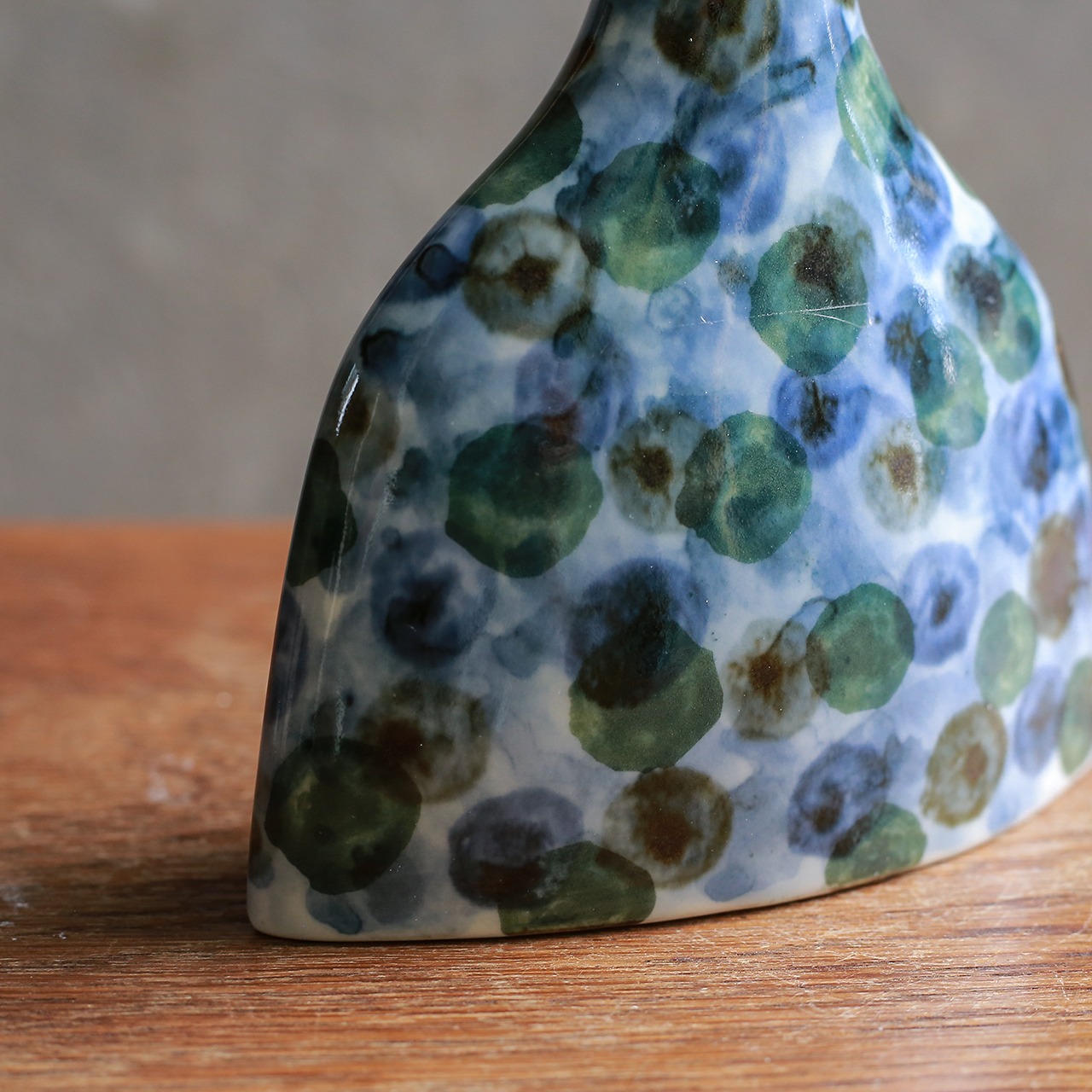 手描きの模様が美しい、陶器のボトル 2