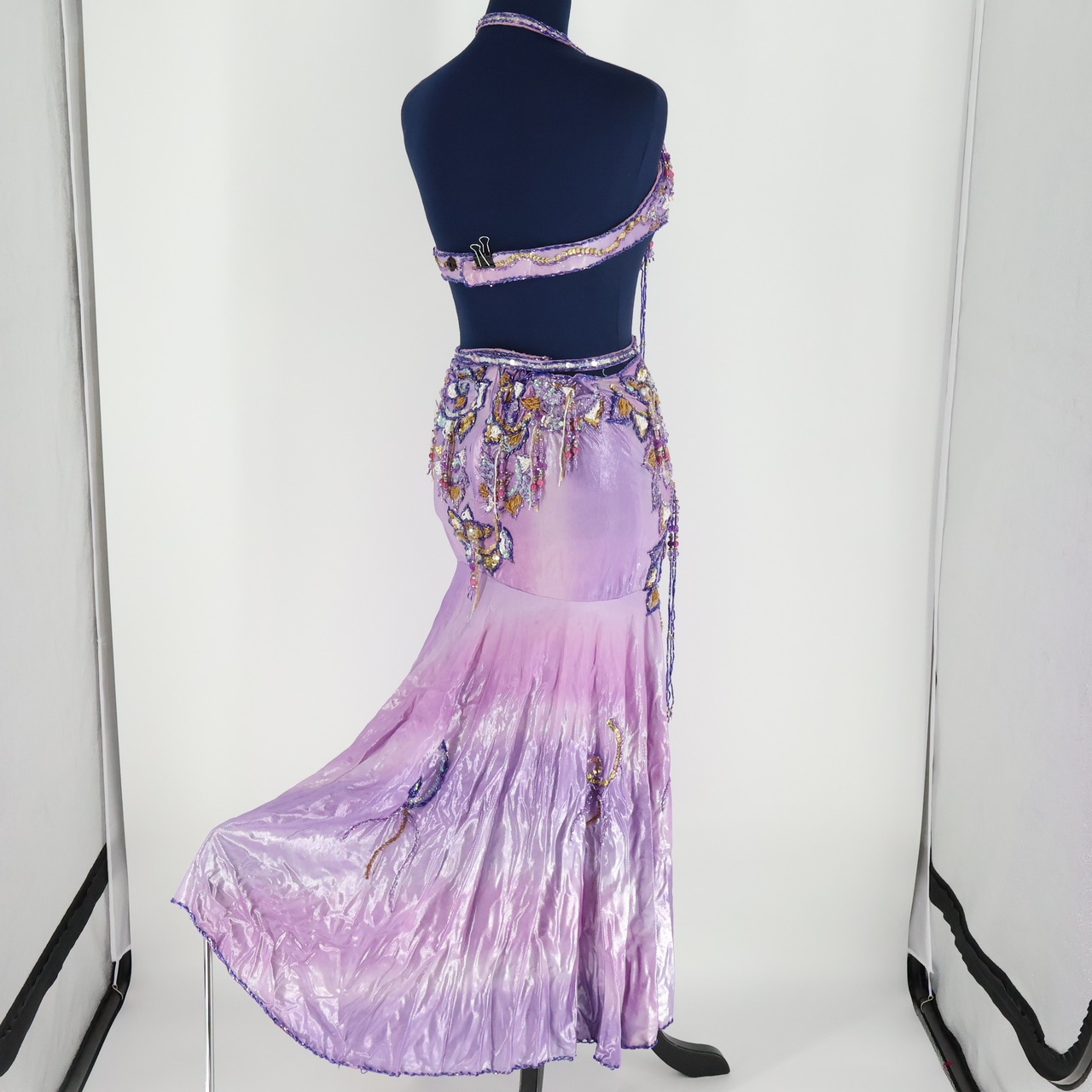 【ベリーダンス用 オリエンタル衣装】パープル ラメ豪華 紫 ピンク 花柄 光沢 ゴールド 可愛い スリット フリル 煌びやか 艶 ビーズ スパンコールラメ ラインストーン お洒落 トップス スカート アクセサリー セット 華やか