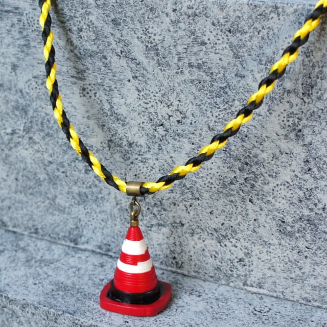CCプロフ見ません　コーンネックレス トラロープネックレス（赤三角コーン） | “道路アクセサリー”の