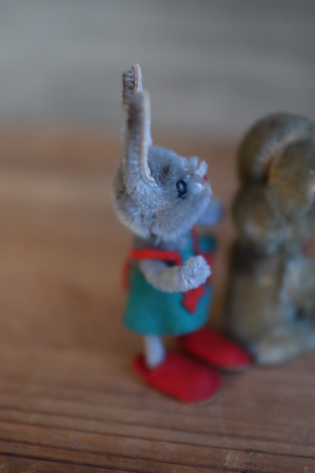 ヴィンテージ シュコー スカートをはいたうさぎ