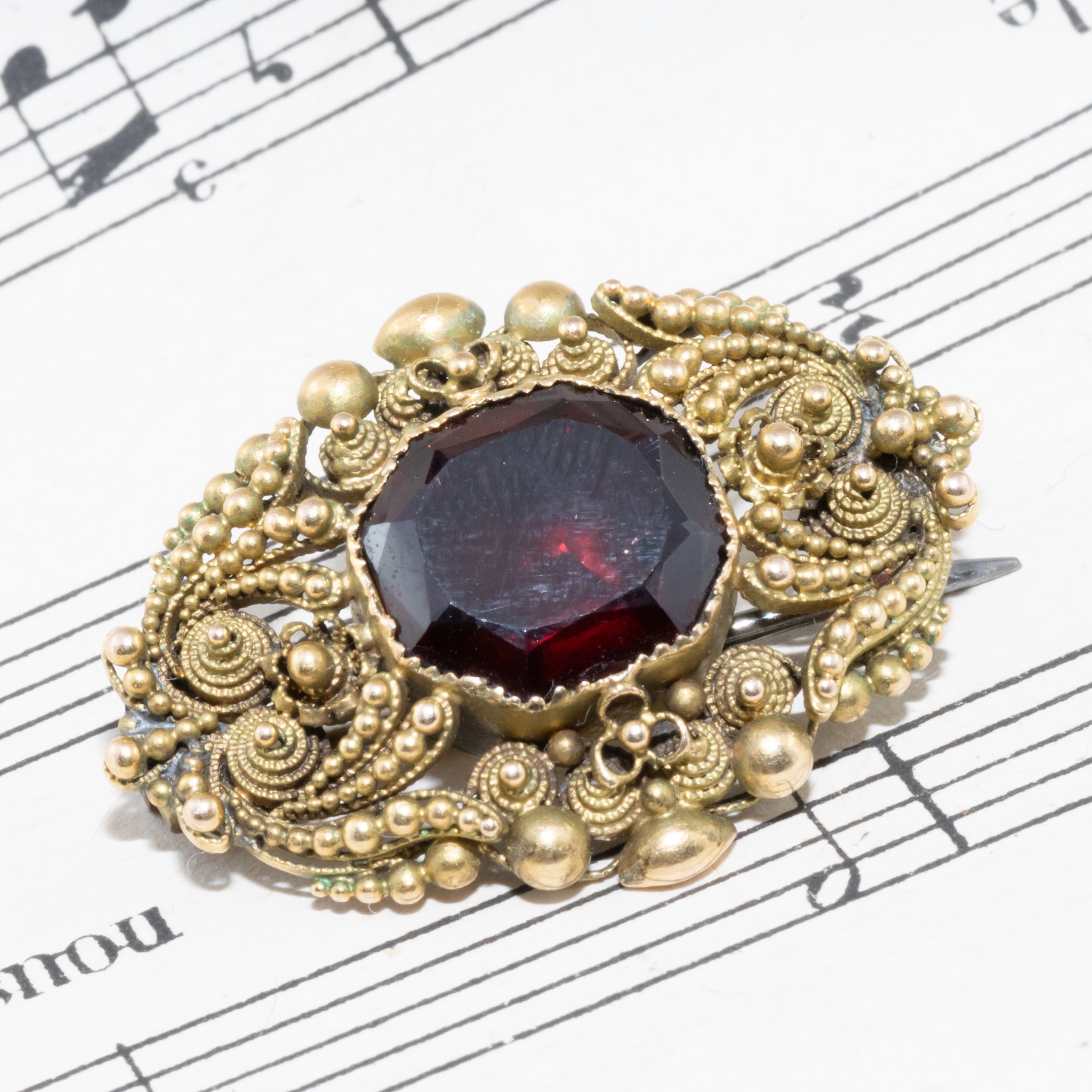 イギリス ジョージアン時代 アンティークブローチ〜浪漫溢れるカンティーユ技法&大きなガーネットの深いボルドーワインカラーに酔いしれて〜 DBR00127