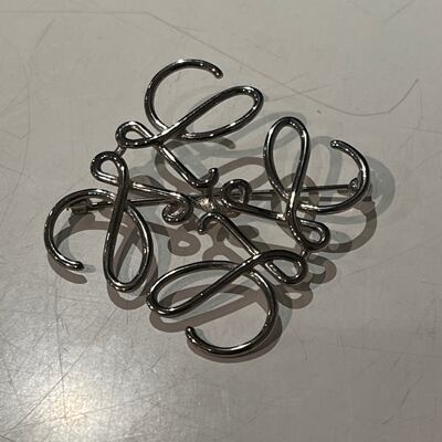 LOEWE ロエベ ブローチ アナグラム メタル 箱付 【表参道t01 LOEWE ロエベ ブローチ アナグラム メタル 箱付 【表参道t01
